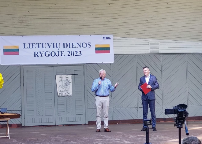 Lietuvas dienu Rīgā tirgu atklāja Lietuvas kopienas un vēstniecības Latvijā oficiālie pārstāvji.