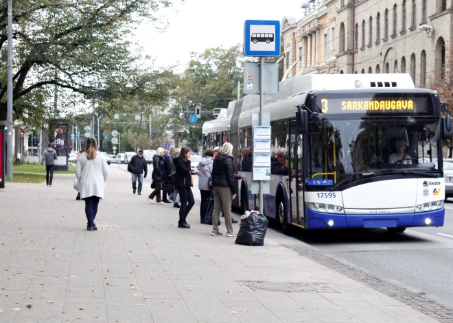 Nedēļas nogalē būs izmaiņas vairāku sabiedrisko transportu maršrutos