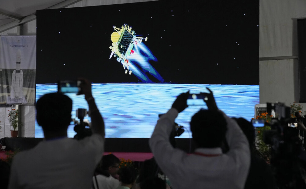 VIDEO: Indijai vēsturisks panākums – tā nosēdina savu kosmosa kuģi uz Mēness