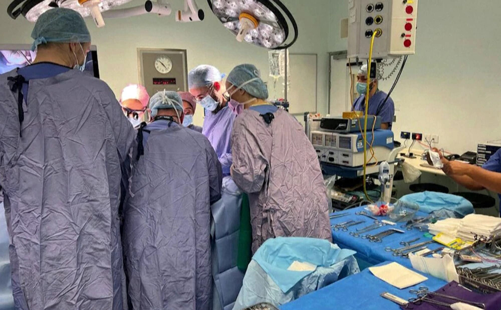 Lielbritānijā veikta pirmā dzemdes transplantācija, kas topošajām pacientēm sniegs cerību dzemdēt bērnus