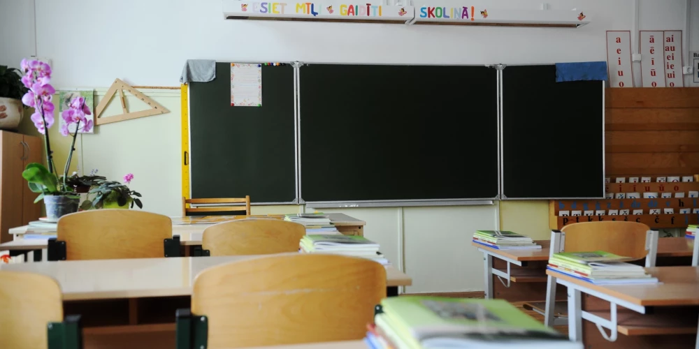 Nepietiekamu latviešu valodas zināšanu dēļ no darba atbrīvoti 64 pedagogi