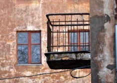 "Balkonā tek urīns!" Limbažu pusē starp mājas iedzīvotājiem izcēlies pamatīgs konflikts