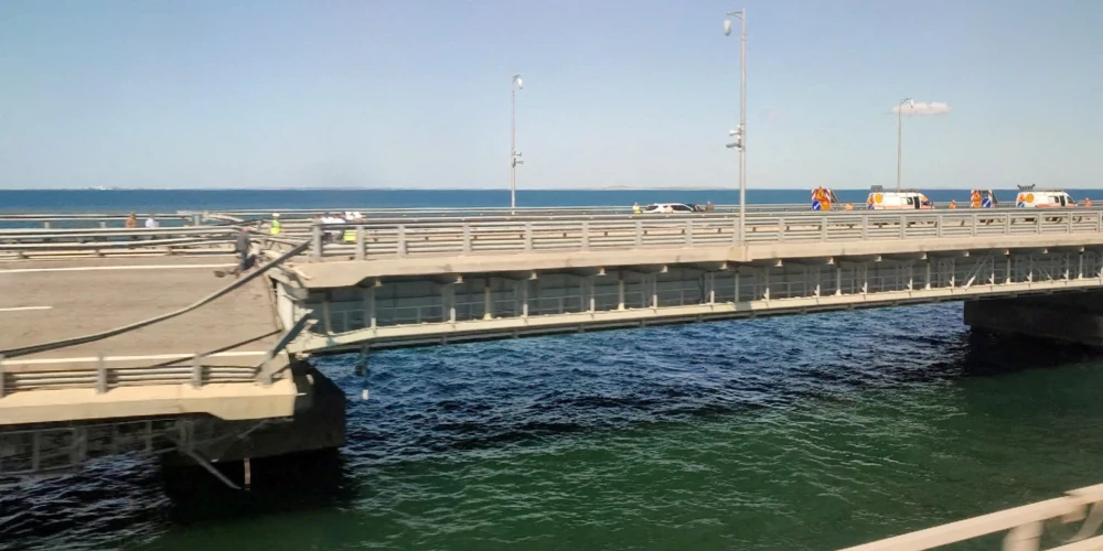 Okupanti mēģina nocietināt Krimas tiltu