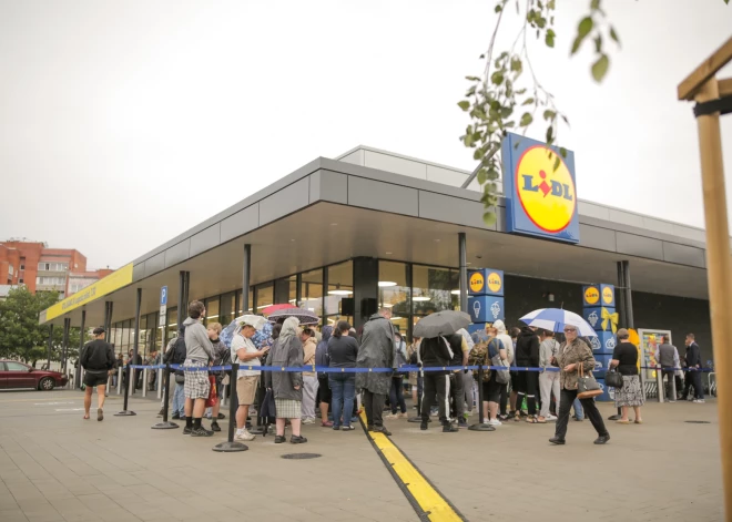 На Саркандаугаве открылся магазин Lidl: первый покупатель пришел в очередь в 2 ночи