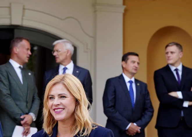 Viedoklis: kā kritizēt politiķi! Kas tas par paltraku? Sievietes kleitu aprej, bet vīrieša netīrās kurpes nepiemin