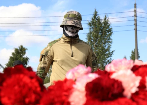 Люди у стихийного мемориала возле «ЧВК Вагнер Центра» в Петербурге, 24 августа 2023 года.