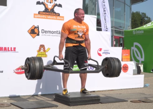 Jānis Ilgavižs ar 415 kilogramu smago stieni.