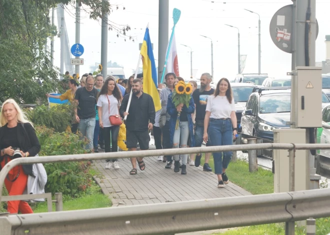 Biedrība "Tavi draugi" sadarbībā ar Ukrainas vēstniecību un Rīgas domi šodien, 24. augustā, aicināja uz Ukrainas Neatkarības dienas gājienu "Saulespuķu ceļš" un labdarības koncertu Ukrainas armijas atbalstam Vērmanes dārzā. Biedrība "Tavi draugi" akciju "Saulespuķu ceļš" rīko jau otro gadu pēc kārtas, aicinot ikvienu Latvijas iedzīvotāju un Latvijā mītošos ukraiņus pievienoties. "Saulespuķu ceļš" veltīts Ukrainas nepagurstošajai cīņai par brīvību un ikvienam Ukrainas civiliedzīvotājam Latvijā.