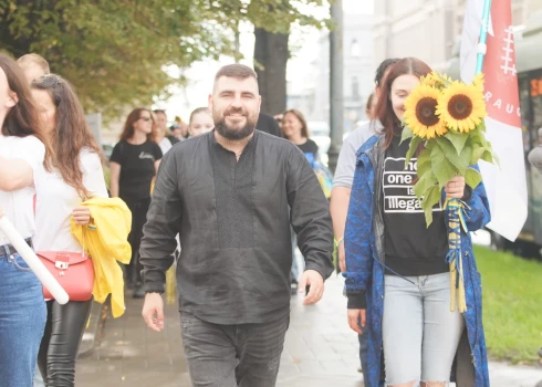 VIDEO & FOTO: cilvēki pulcējas Ukrainas Neatkarības dienai veltītam gājienam "Saulespuķu ceļš" un labdarības koncertam