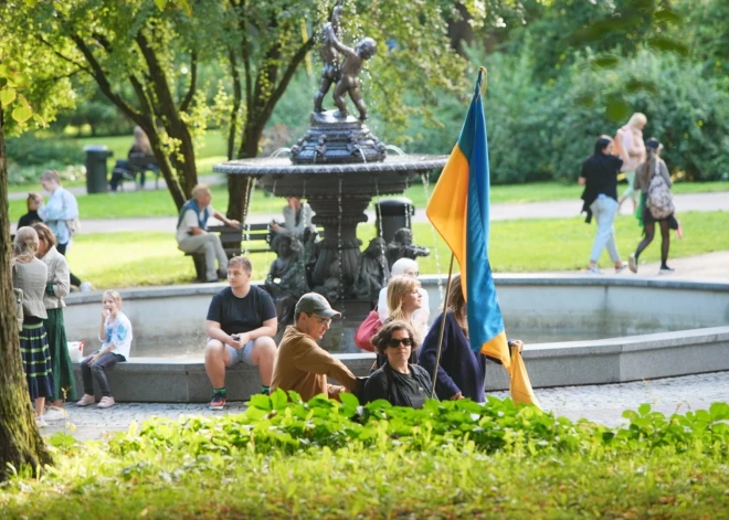 Atzīmējot Ukrainas Neatkarības dienu, biedrība "Tavi draugi" sadarbībā ar Ukrainas vēstniecību un Rīgas domi ceturtdien rīkoja gājienu "Saulespuķu ceļš" un svinības Vērmanes dārzā. Uz labdarības koncertu Ukrainas atbalstam Vērmanes dārzā pulcējās ap 400 cilvēku. Vairāki no tiem bija tērpušies izšūtos kreklos, kā arī turēja rokās Ukrainas karogus vai saulespuķes.