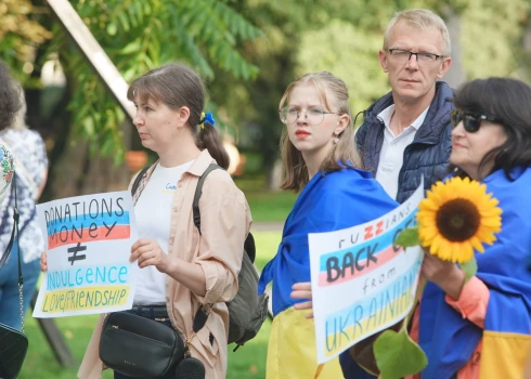FOTO: cilvēki Vērmanes dārzā pulcējas uz Ukrainas neatkarības dienas svinībām