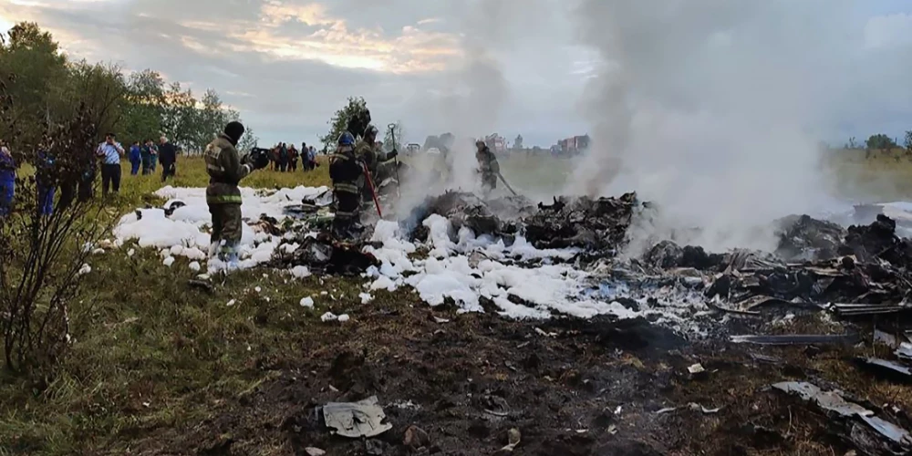 Glābēji Krievijas Tveras apgabalā, kur nogāzās Prigožina privātā lidmašīna "Embraer".