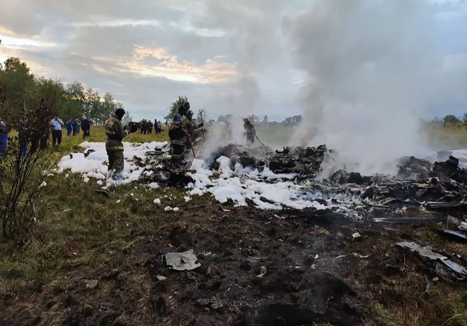 Glābēji Krievijas Tveras apgabalā, kur nogāzās Prigožina privātā lidmašīna "Embraer".