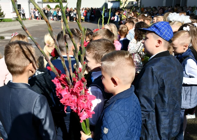 Direktori izmisumā, nākoties pat “krist ceļos” un lūgties. Kāda ir situācija skolās īsi pirms jaunā mācību gada?