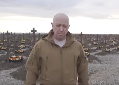 VIDEO: krusti kaudzē, "varoņi" zem asfalta - Krievijā līdz ar zemi nolīdzina "vagneriešu" kapavietas