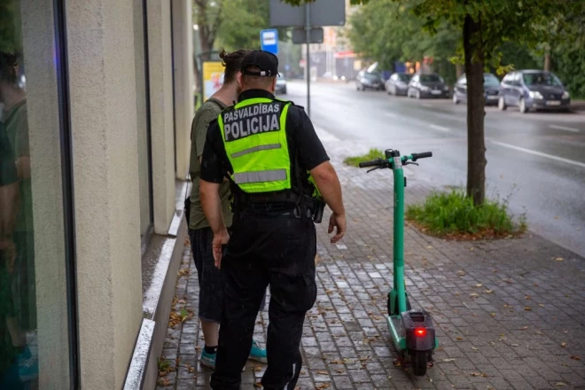 Jelgavā policisti pārliecinājās, ka katrs otrais ar velosipēdu vai skrejriteni braucošais, neievēro noteikumus.