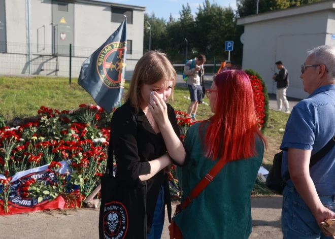 SAINT PETERSBURG, RUSSIA - AUGUST 24: People lay carnations to a memorial as they pay tribute to Yevgeny Prigozhin who died in a plane crash, near Wagner Center in Saint Petersburg, Russia on August 24, 2023. Stringer / Anadolu Agency/ABACAPRESS/ddp images