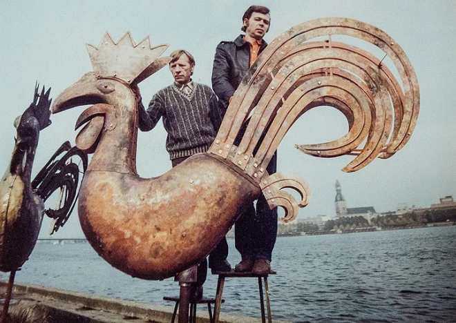 Kalēji Pēters Koroļs (pa kreisi) un Viktors Slabkovskis 1985. gadā Daugavas krastā ar tikko pabeigto Doma baznīcas gaili.