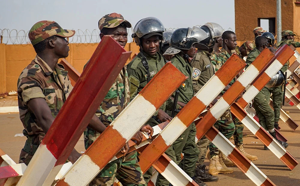 Nigēras hunta izvirza ultimātu Francijas, Vācijas, Nigērijas un ASV vēstniekiem; protestētāji apdraud Francijas bāzi