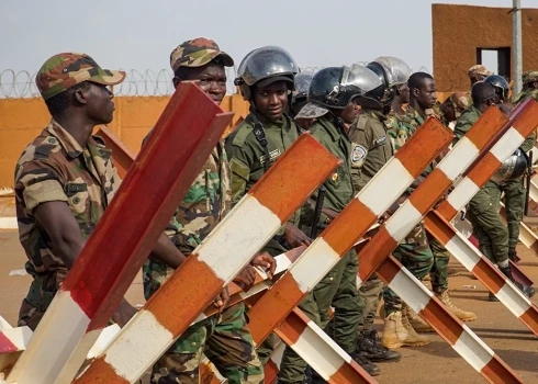Nigēras hunta izvirza ultimātu Francijas, Vācijas, Nigērijas un ASV vēstniekiem; protestētāji apdraud Francijas bāzi