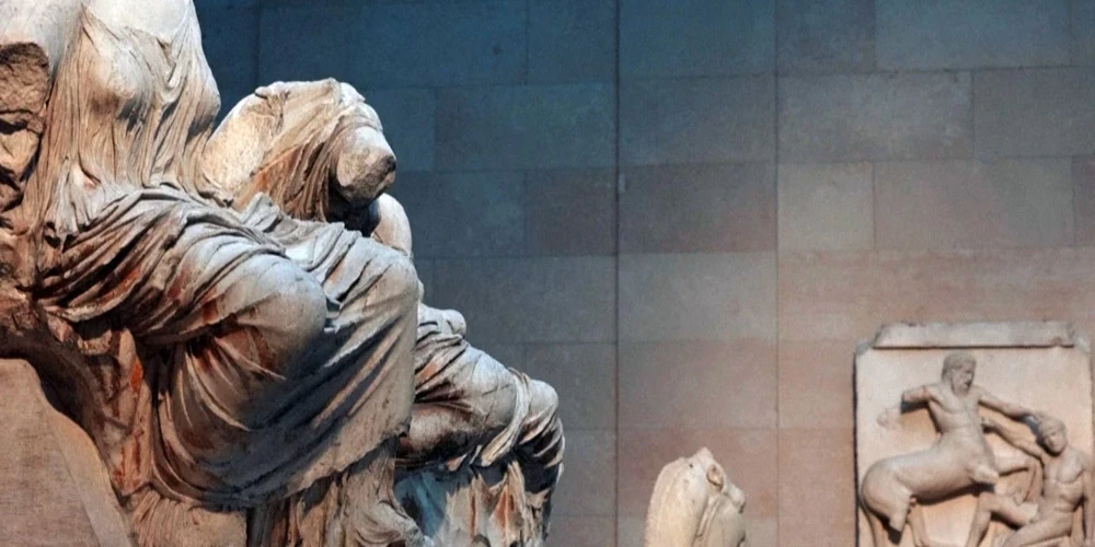 Londonas centrā esošais muzejs glabā mākslas un vēstures artefaktus no visas pasaules.