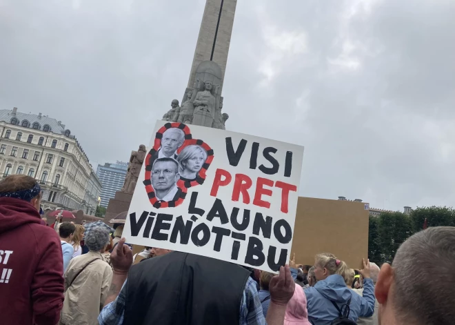 Sestdien, 26. augustā, pulksten 15.00 pie Brīvības pieminekļa sākās partijas "Latvija pirmajā vietā" (LPV) līdera Aināra Šlesera organizēta protesta akcija ""Vienotības" valdības gāšanai". Pasākums pulcēja ap 800 cilvēku un daudzi bija ar lietussargiem, jo lija lietus.