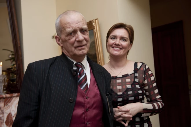 “Tētis ir mans stiprais balsts,” – tā zinātņu doktore Alēna Butkēviča, kuru nesen ASV populārā radiokompānija PBN intervēja kā Gada izcilāko ārsti Amerikā. Te Alēna ar tēti pirms desmit gadiem.