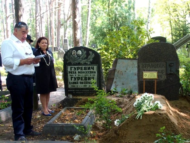 No Emmas Rīgā atvadījās šaurā ģimenes un draugu lokā.