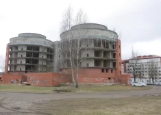 В Елгаве хотят снести недостроенный родильный дом - одной трущобой станет меньше