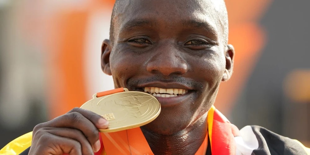 Ugandas skrējējs Kiplangats izcīna pasaules čempionāta zeltu maratonā
