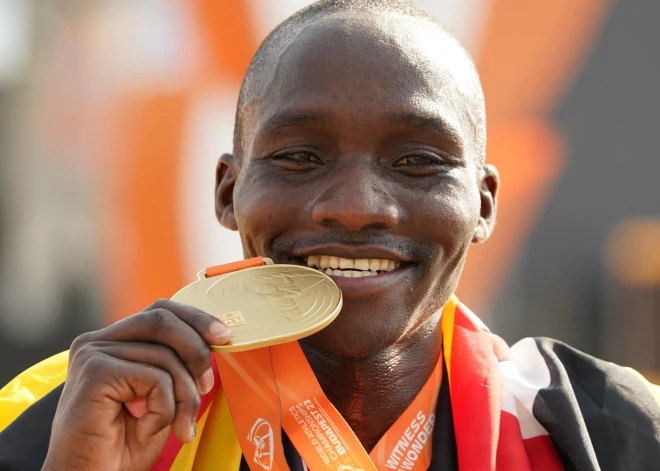 Ugandas skrējējs Kiplangats izcīna pasaules čempionāta zeltu maratonā