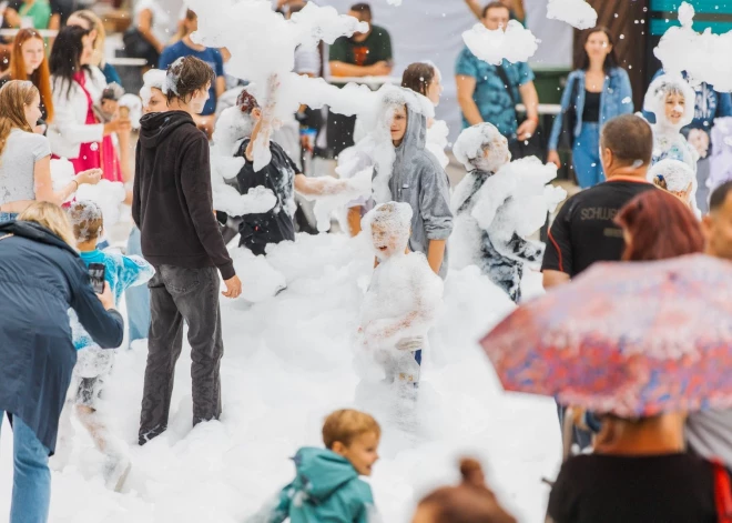 Sestdien, 26.augustā, Jūrmalā, Kauguros, notika Kauguru svētki - tūkstošiem apmeklētāju baudīja Dona, Carnival Youth un Fiņķa uzstāšanos. Svētku noslēguma kulminācijā debesis izgaismoja lāzeru šovs. Visas dienas garumā Kauguros Tallinas ielā un Kauguru parkā apmeklētāji varēja izbaudīt daudzveidīgu svētku programmu.