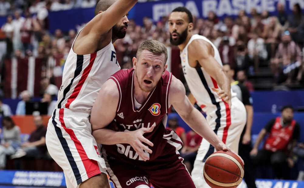 Latvijas basketbola izlase Pasaules kausa finālturnīra mačā pēc pirmā puslaika piekāpjas Francijai