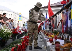 Maskavā pie stihiski izveidotā Prigožina memoriāla pulcējas cilvēki
