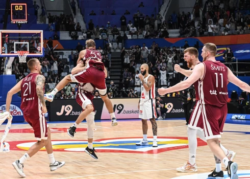 Latvijas basketbolisti priecājas par uzvaru.