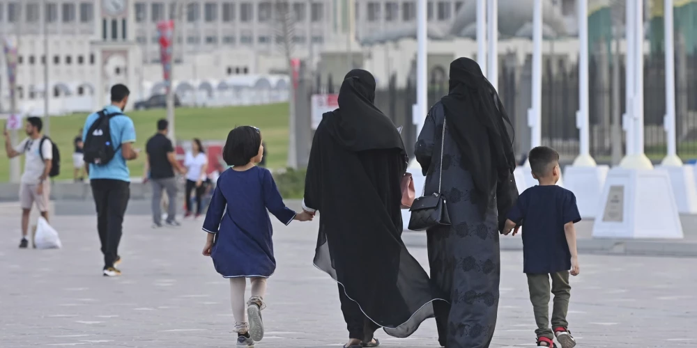 Francijas skolās aizliedz musulmaņu skolniecēm nēsāt tradicionālās kleitas - abaijas