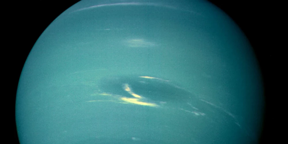 Uz Neptūna atklāts noslēpumains tumšs plankums