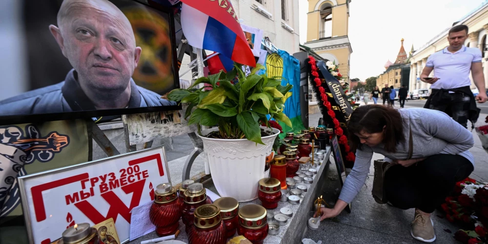 Sieviete noliek sveci pie piemiņas zīmes “Vagner” grupējuma vadītājam Jevgeņijam Prigožinam Maskavā. Prigožina nāvi pēc lidmašīnas katastrofas 2023. gada 23. augustā apstiprinājusi ģenētiskā analīze, paziņoja Krievijas oficiālās personas.