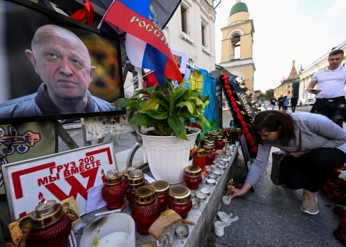 Sieviete noliek sveci pie piemiņas zīmes “Vagner” grupējuma vadītājam Jevgeņijam Prigožinam Maskavā. Prigožina nāvi pēc lidmašīnas katastrofas 2023. gada 23. augustā apstiprinājusi ģenētiskā analīze, paziņoja Krievijas oficiālās personas.