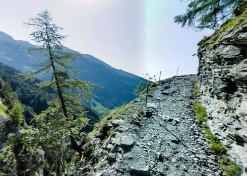 Gemmi pāreja ir augsta kalnu pāreja pāri Bernes Alpiem, kas savieno Leukerbadu Valē.