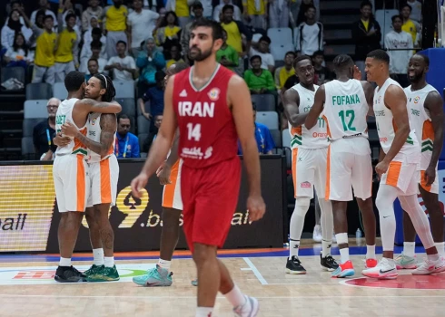 Kotdivuāras basketbolisti priecājas par uzvaru pret Irānu.