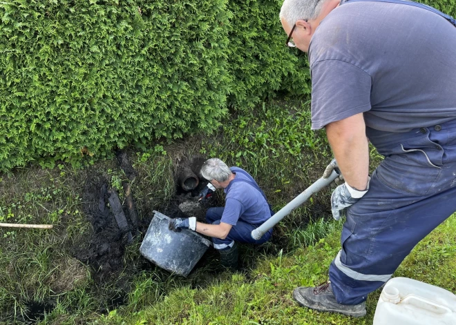 Kuldīgā plombē ciet nelegālās kanalizācijas caurules