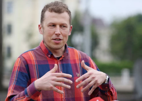 Pusaudžu un jauniešu psihoterapijas centra vadītājs Nils Sakss Konstantinovs: “Atkarību mazināšanā Latvija tradicionāli piekopj aizliegumu politiku, kas lielā mērā balstās idejās vēl no padomju sistēmas mantojuma”.