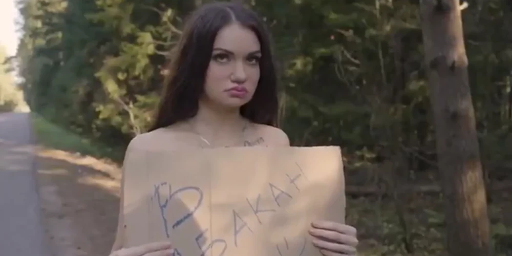 VIDEO: plikas krūtis un zagta mūzika — Žirinovska partijas priekšvēlēšanu reklāma liek ieplest acis