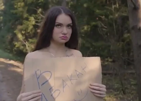 VIDEO: plikas krūtis un zagta mūzika — Žirinovska partijas priekšvēlēšanu reklāma liek ieplest acis