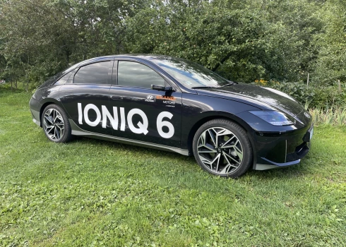 "IONIQ 6" siluets parasti izraisa emocijas — vai nu patīk, vai arī kategoriski nepatīk. (foto: Sandris Metuzāls)