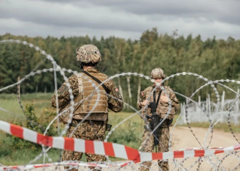 FOTO: karavīri Latgalē mācībās bloķē ceļu no Baltkrievijas. Kā tas izskatās realitātē?