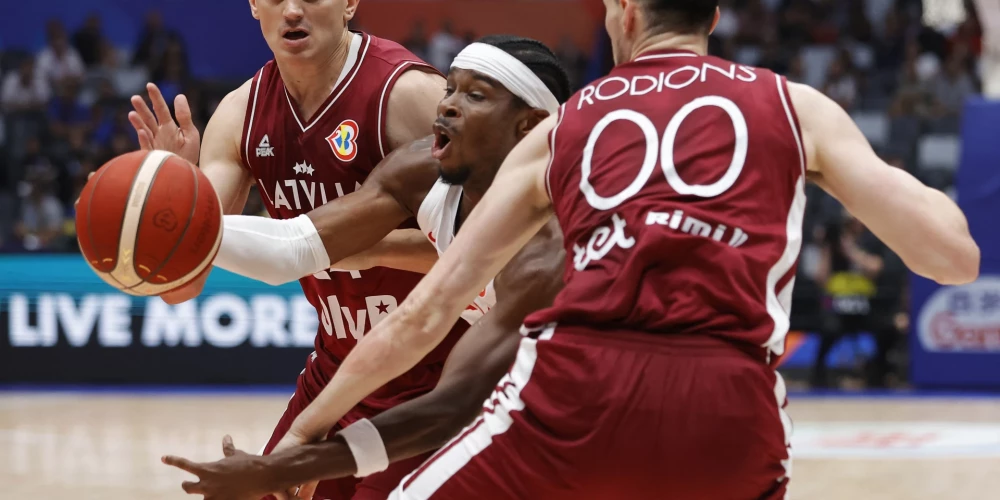 Latvijas basketbolisti Pasaules kausa finālturnīra cīņā pēc pirmā puslaika zaudē Kanādai