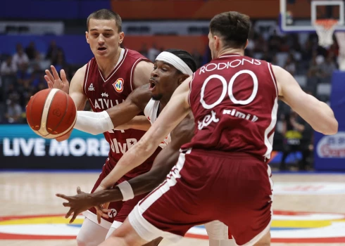 Latvijas basketbolisti Pasaules kausa finālturnīra cīņā pēc pirmā puslaika zaudē Kanādai