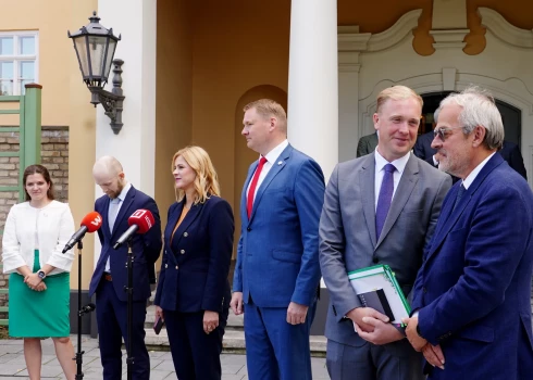 Partijas "Progresīvie" pārstāvji - Saeimas sekretāra biedre Antoņina Ņenaševa (no kreisās), Saeimas deputāts Andris Šuvajevs, partiju apvienības "Jaunā vienotība" pārstāve - labklājības ministre Evika Siliņa, Partijas "Apvienotais saraksts" līdzpriekšsēdētājs, Saeimas priekšsēdētājs Edvards Smiltēns, "Zaļo un zemnieku savienības" pārstāvs, Saeimas deputāts Viktors Valainis un Nacionālās apvienības "Visu Latvijai!" – "Tēvzemei un Brīvībai/LNNK" pārstāvis, Eiropas Parlamenta viceprezidents Roberts Zīle piedalās preses brīfingā pēc tikšanās ar Valsts prezidentu Rīgas pilī.